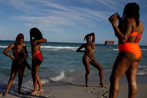 Девушки отдыхают на пляже в Майами - Sputnik Грузия