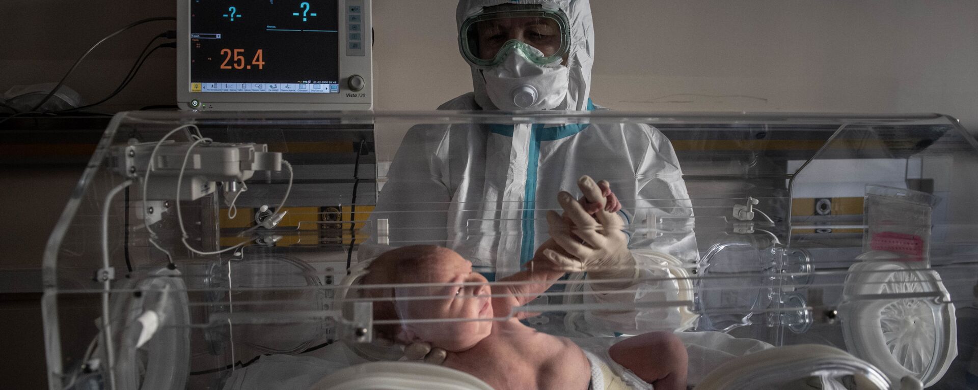 Медицинский работник и новорожденный ребенок в инфекционной больнице № 2 в Москве - Sputnik Грузия, 1920, 22.03.2021