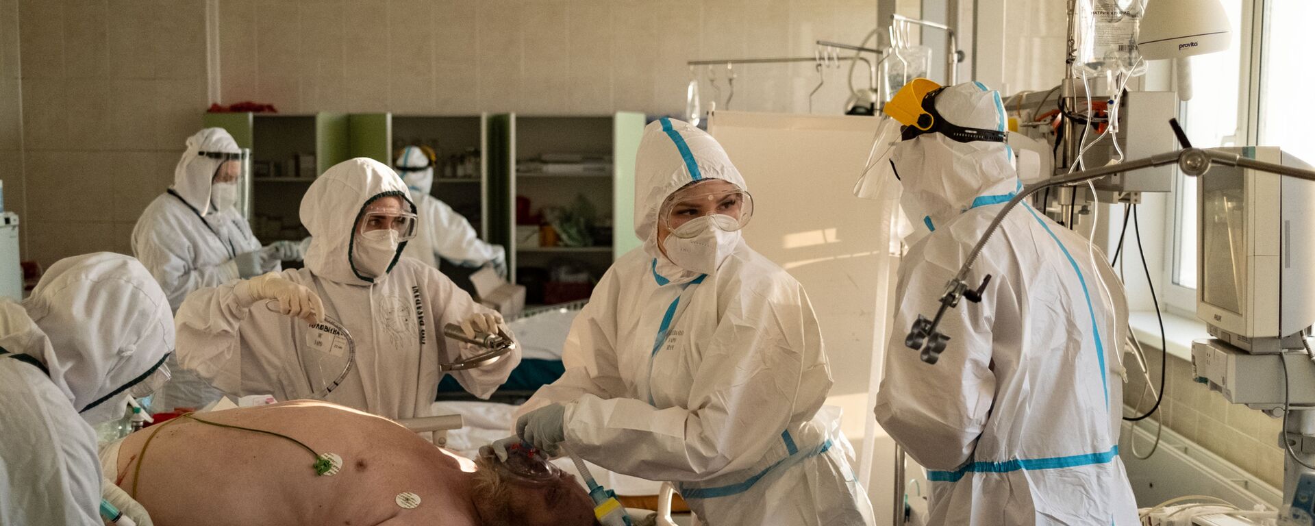 Медики лечат пациента в больнице имени Филатова, Москва - Sputnik Грузия, 1920, 08.07.2021