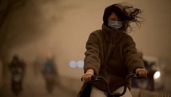 Девушка во время песчаной бури в Пекине  - Sputnik Грузия