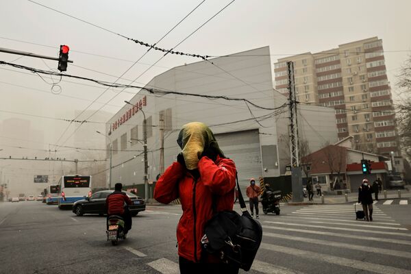 Обычные маски, к которым уже все так привыкли, в этой ситуации не спасают, жителям города приходится искать более надежные средства защиты - Sputnik Грузия