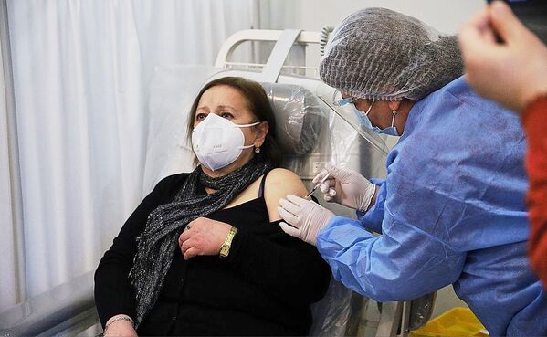 Вакцину от коронавируса в прямом эфире сделала и медицинский директор тбилисской инфекционной больницы Марина Эзугбая. По ее словам, она также чувствует себя прекрасно - Sputnik Грузия