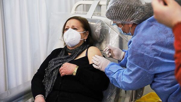 Эпидемия коронавируса - вакцинация медиков в Тбилисской инфекционной больнице. Марина Эзугбая - Sputnik Грузия