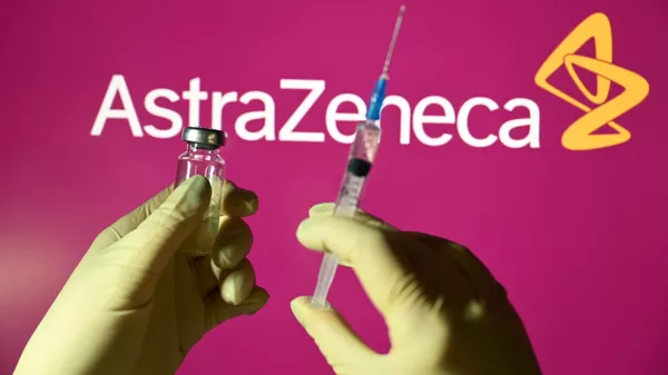 Шприц и ампула на фоне логотипа AstraZeneca. - Sputnik Грузия