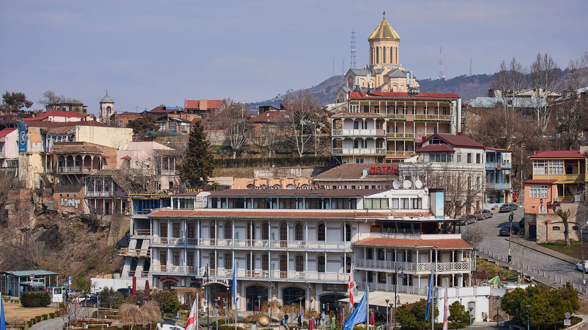 Вид на город Тбилиси - старый город, район Авлабари и собор Святой Троицы Самеба - Sputnik Грузия, 1920, 28.04.2022