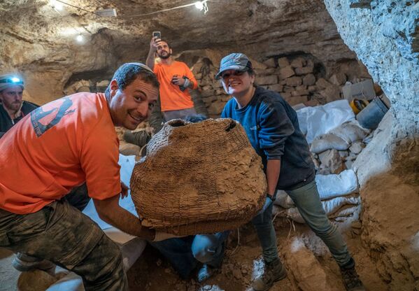Израильские археологи нашли в пещере Мурабаат в Иудейской пустыне недалеко от Мертвого моря фрагменты свитков с библейскими текстами - Sputnik Грузия