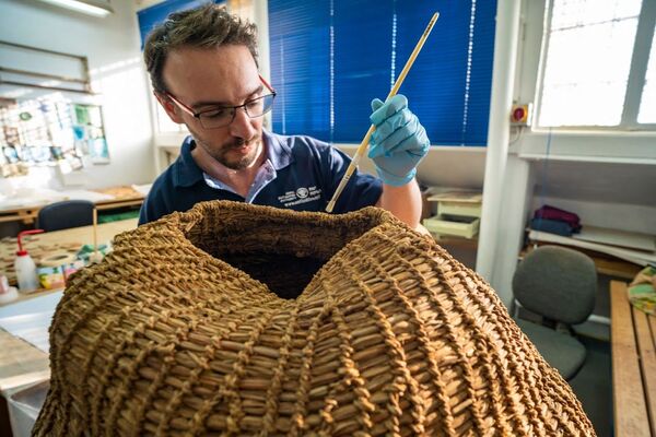 Израильский археолог реставрирует корзину периода неолита, обнаруженную в Иудейской пустыне - Sputnik Грузия