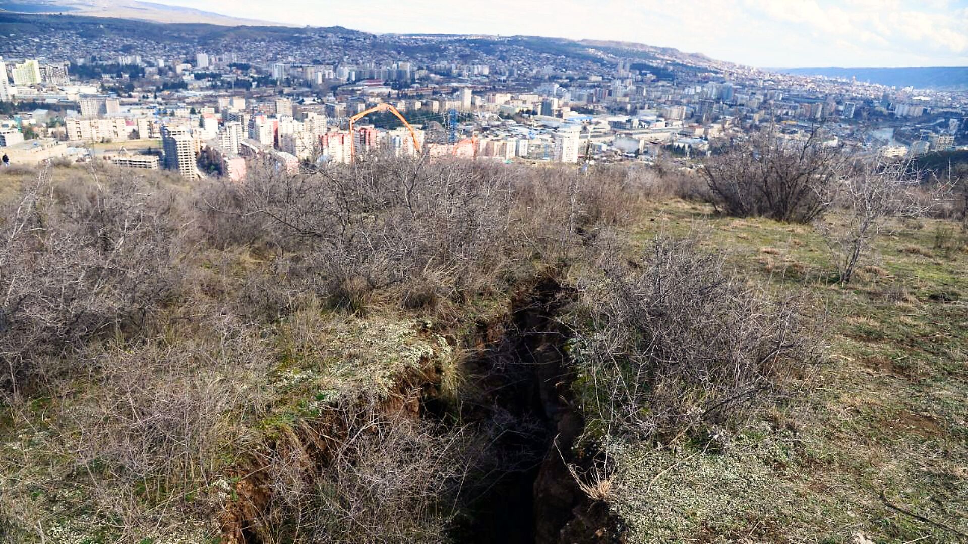 Оползневая зона в столице Грузии в районе Сабуртало в поселке Вашлиджвари - Sputnik Грузия, 1920, 07.04.2021