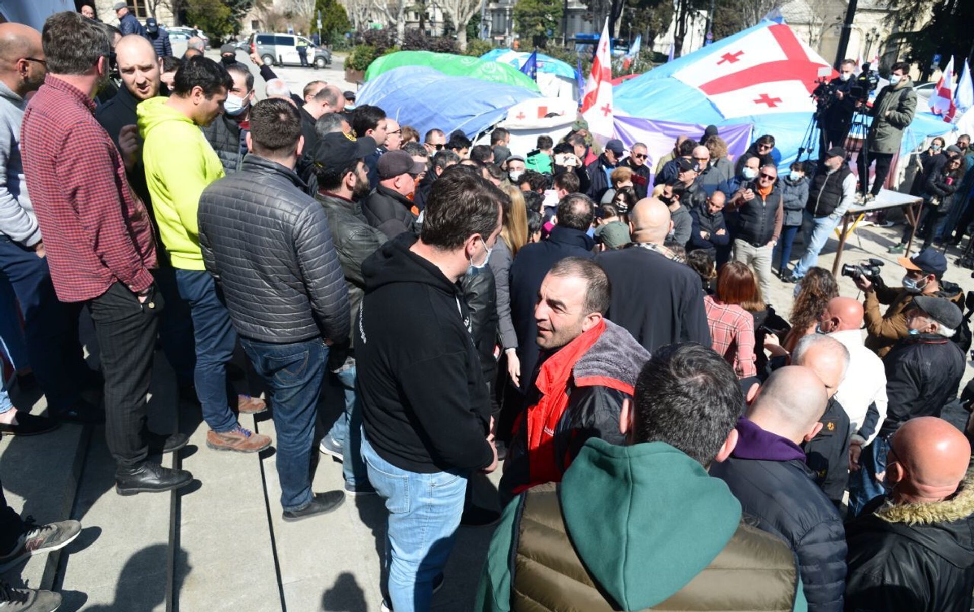 Конец грузии. Оппозиция Грузии. Оппозиционный митинг сцена. Сколько людей поддерживают оппозицию в Грузии.