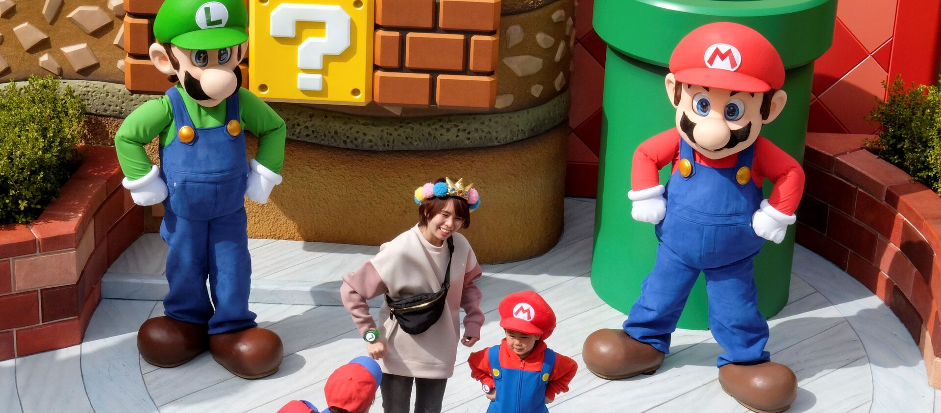 Персонажи игры Супер Марио  в парке аттракционов Super Nintendo World в Осаке - Sputnik Грузия, 1920, 22.03.2021