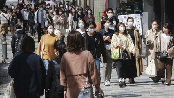 Эпидемия коронавируса COVID - жители Токио в масках - Sputnik Грузия