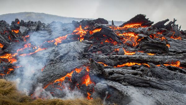 Лава от извержения вулкана на полуострове Рейкьянес на юго-западе Исландии  - Sputnik Грузия