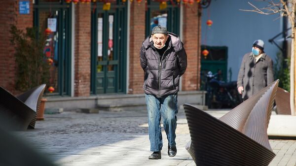 Эпидемия коронавируса - мужчина в маске идет по улице - Sputnik Грузия