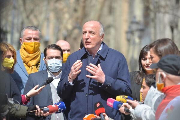 Один из лидеров оппозиционной партии &quot;Лело&quot; Бадри Джапаридзе&quot;Я хотел бы призвать &quot;Грузинскую мечту&quot;, сейчас самое время, чтобы Зеленский обратился к парламенту Грузии, парламенту страны, которая также является жертвой агрессии. Это будет важный шаг. Кроме того, &quot;Лело &quot; озвучило и предложило инициативу относительно резолюции по Украине. Эта резолюция обязательно должна быть принята. То, что Грузия делает сегодня, и, в реальности, мы присоединились к санкциям как страна, но, к сожалению, это не было объявлено правительством&quot;. - Sputnik Грузия