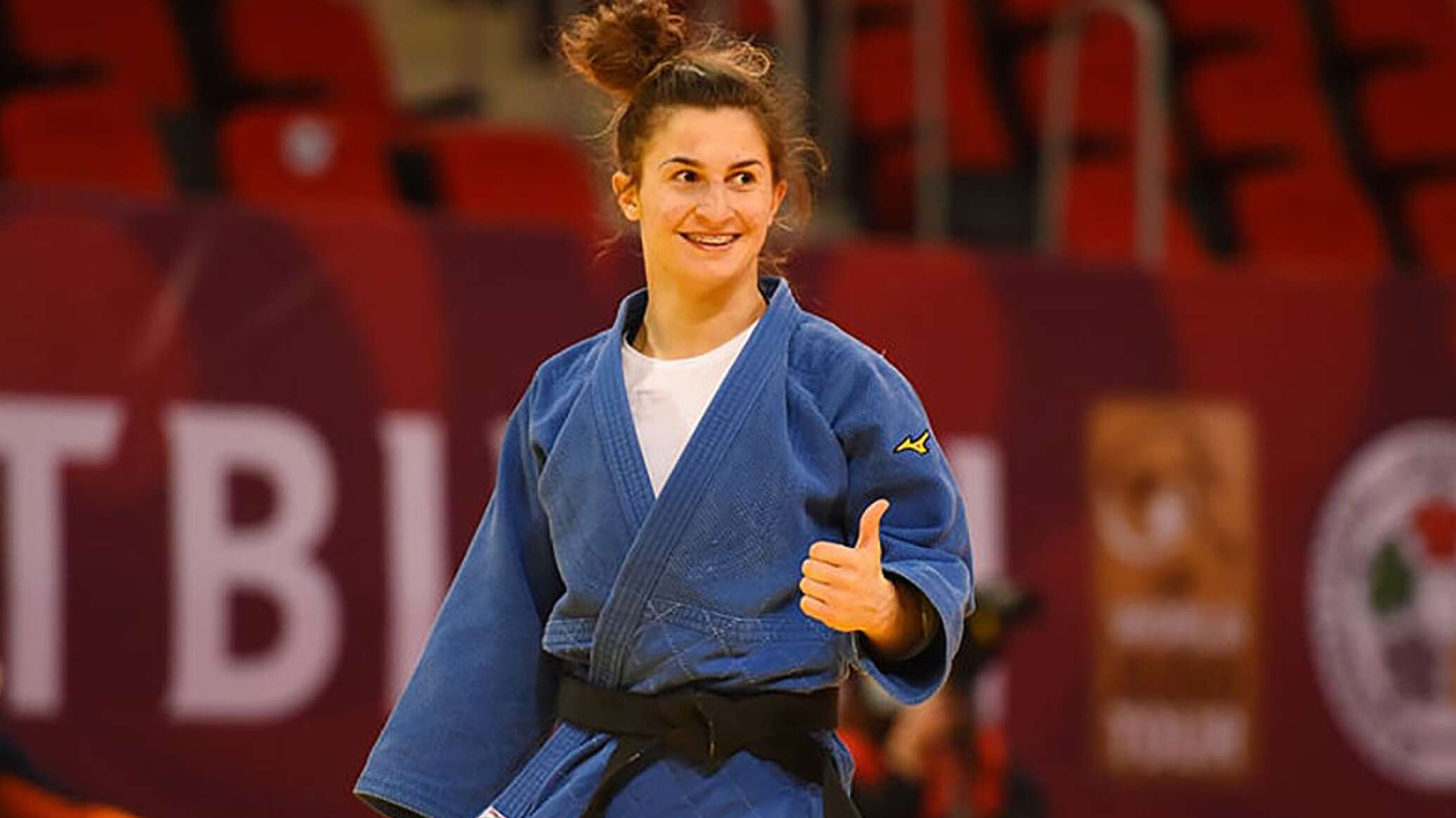 Әдемі кискасы бар украиндық әйел Рали Иванова порно