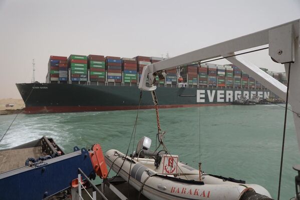 Ежедневно через Суэцкий канал проходит в среднем 50 судов, перевозящих около трех миллионов тонн грузов. Каждое из них платит Египту 300 тысяч долларов - Sputnik Грузия
