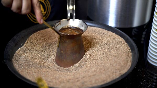 Мексиканский бариста готовит фирменный турецкий кофе в медном горшочке на горячем песке, Мехико - Sputnik Грузия