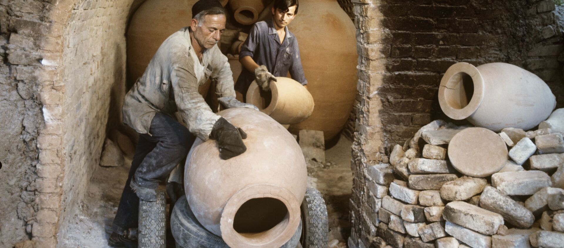 Изготовление специальных глиняных кувшинов квеври, в которых грузины традиционно хранят вино - Sputnik Грузия, 1920, 28.03.2021