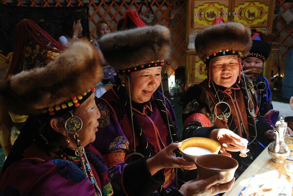Женщины пьют кумыс в традиционной бурятской юрте в поселке Агинское в Забайкальском крае - Sputnik Грузия