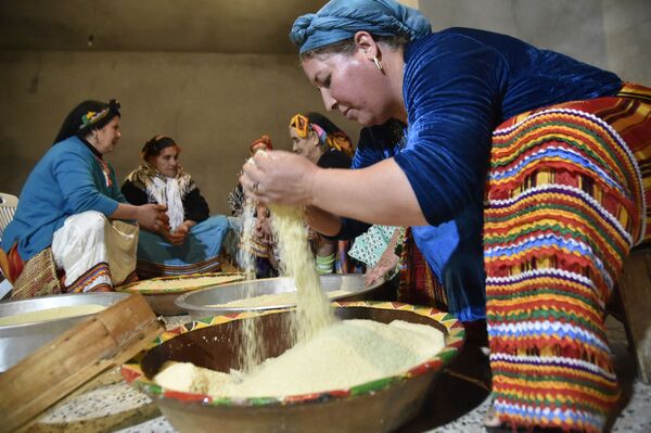 Берберские женщины готовят кускус в деревне Айт-эль-Кецем к востоку от столицы Алжира - Sputnik Грузия