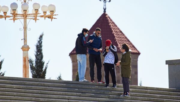Туристы на территории храма Святой Троицы Самеба - Sputnik Грузия