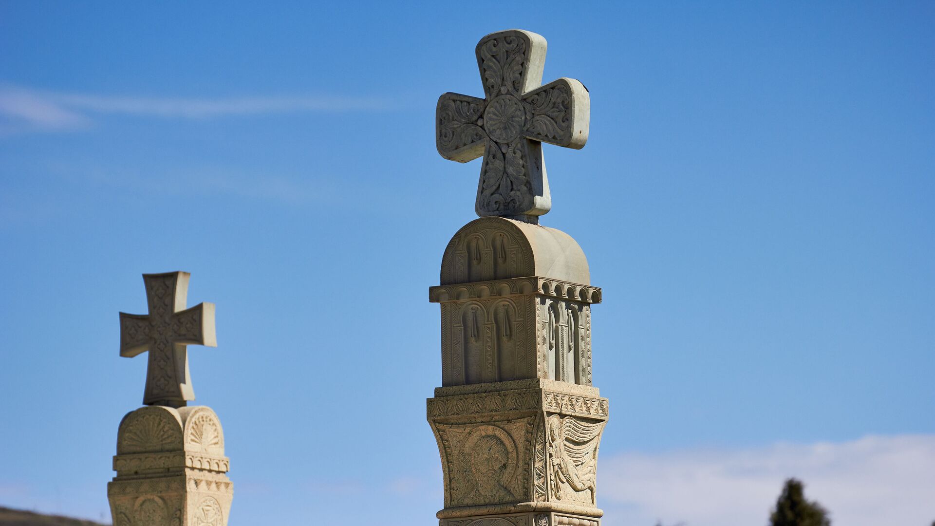 Православные кресты на территории храма Святой Троицы - Самеба - Sputnik Грузия, 1920, 29.03.2022