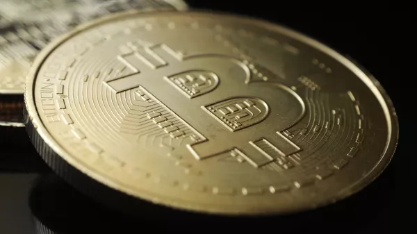 Сувенирная монета криптовалюты биткоин - Sputnik Грузия