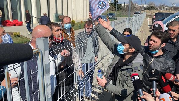 Активисты движения Вперед проводят акцию протеста у офиса Единого нацдвижения 29 марта 2021 года - Sputnik Грузия