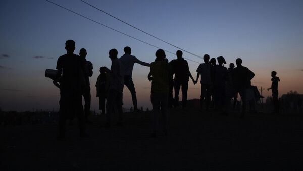 Южный Судан - ночь, человеческие силуэты во тьме - Sputnik Грузия