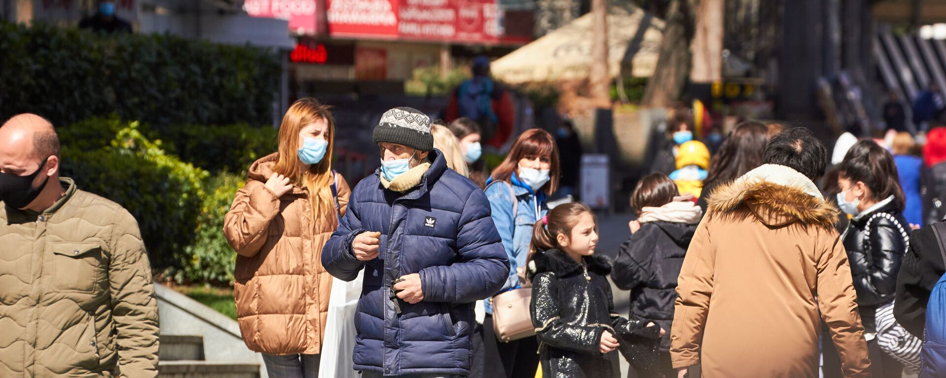 Эпидемия коронавируса -  прохожие в масках на улице - Sputnik Грузия, 1920, 31.03.2021