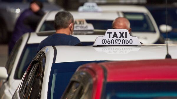 Городские белые такси и таксисты - Sputnik Грузия