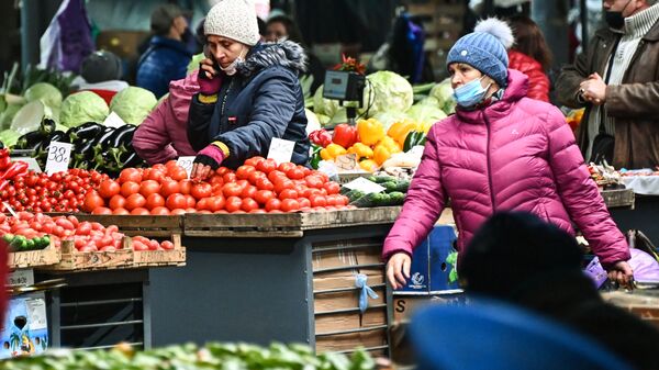 Люди в защитных масках делают покупки на продуктовом рынке в Кишиневе, Молдова - Sputnik Грузия
