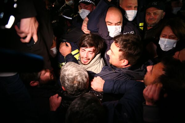 Между протестующими и полицией, которая создала кордон вокруг здания, происходили стычки - Sputnik Грузия