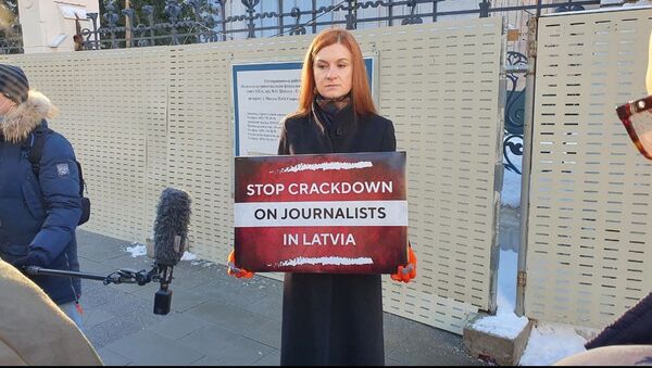 Мария Бутина вышла на одиночный пикет к Дому Приемов МИД против травли работников российских СМИ в Латвии - Sputnik Грузия