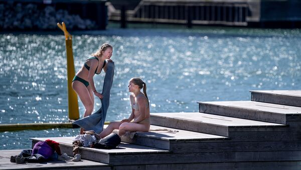 Девушки наслаждаются теплой погодой в Копенгагене - Sputnik Грузия