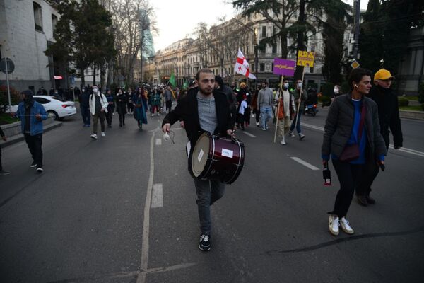 Шествие также сопровождалось барабанным боем. Барабанщики на протестных выступлениях, которые создают много шума, привлекая внимание, - это стало уже традицией - Sputnik Грузия