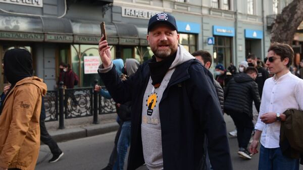 Зураб Джапаридзе. Шествие против комендантского часа и ковид-ограничений в центре столицы Грузии 3 апреля 2021 года - Sputnik Грузия