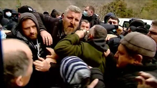 Столкновения с полицией в Намахвани: противники ГЭС продолжают протестовать - видео - Sputnik Грузия
