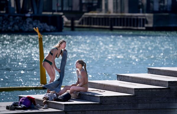გოგონები თბილ ამინდში ცურვის შემდეგ, კოპენჰაგენი - Sputnik საქართველო