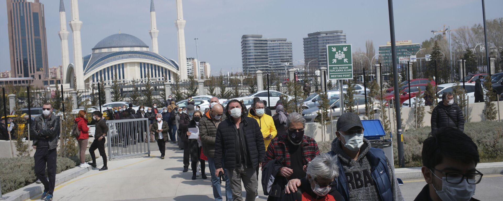 Люди идут в масках на фоне мечети в Анкаре, Турция - Sputnik Грузия, 1920, 06.04.2021