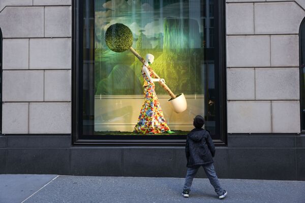 ბავშვი უყურებს მაღაზიის ვიტრინას ნიუ-იორკში - Sputnik საქართველო