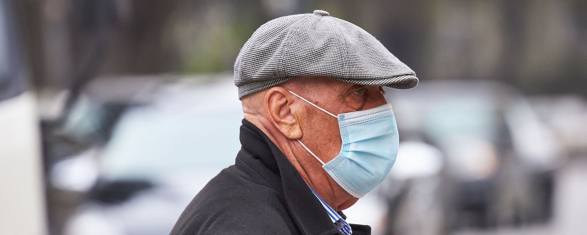 Эпидемия коронавируса - пожилые люди на улице в масках - Sputnik Грузия, 1920, 01.11.2021
