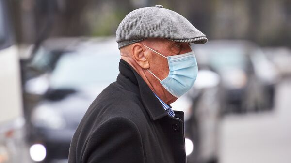Эпидемия коронавируса - пожилые люди на улице в масках - Sputnik Грузия