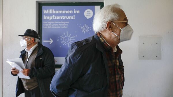 Пандемия коронавируса - вакцинация жителей Австрии, пожилые люди в респираторах - Sputnik Грузия