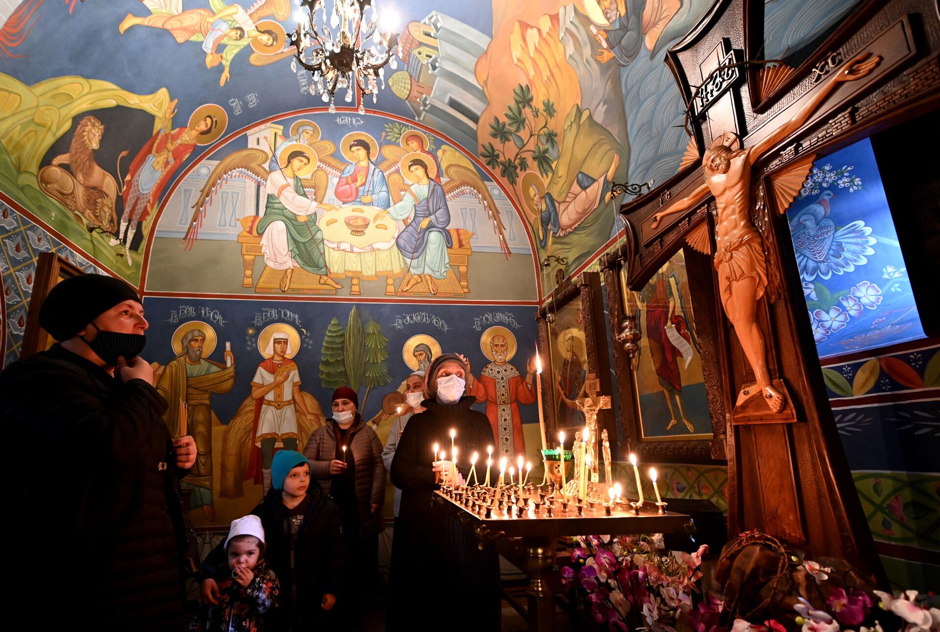 Православные верующие молятся в церкви на празднике Благовещения - Sputnik Грузия, 1920, 21.04.2022