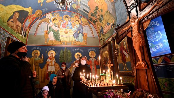 Православные верующие молятся в церкви на празднике Благовещения - Sputnik Грузия