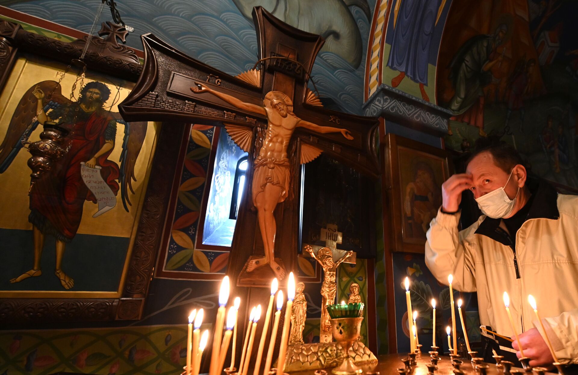 Православные верующие молятся в церкви на празднике Благовещения - Sputnik Грузия, 1920, 13.01.2022