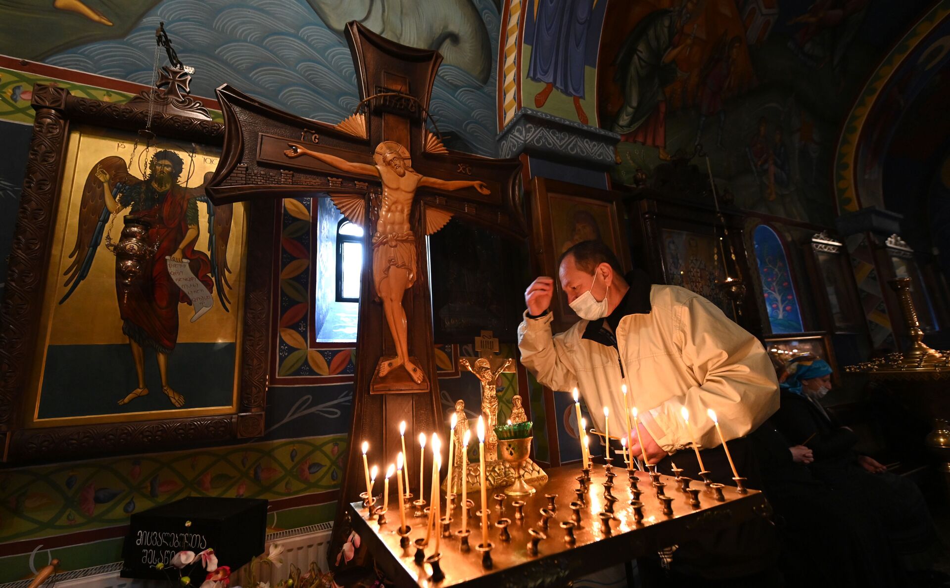 Православные верующие молятся в церкви на празднике Благовещения - Sputnik Грузия, 1920, 15.04.2023