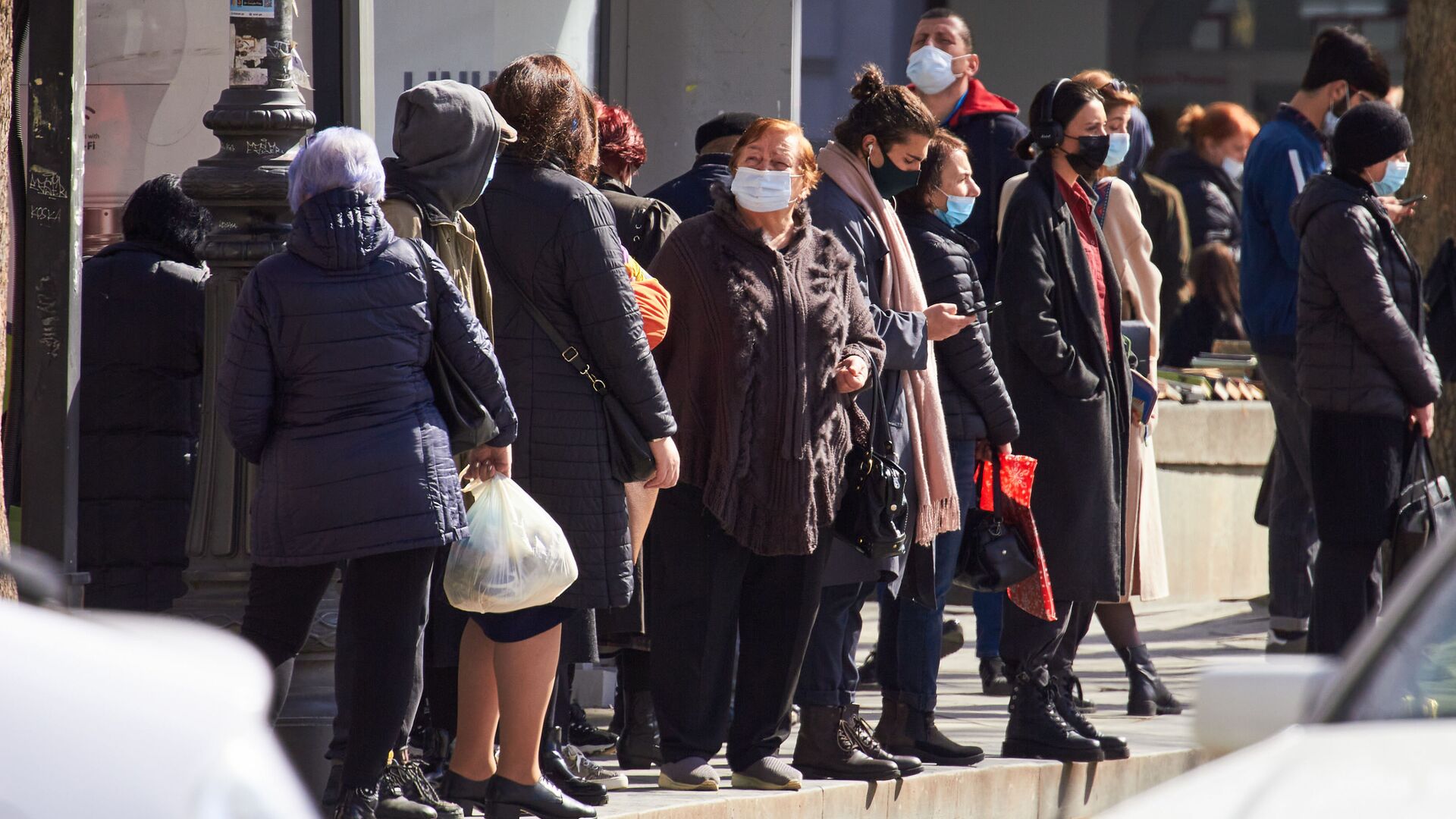 Эпидемия коронавируса - прохожие на автобусной остановке в масках - Sputnik Грузия, 1920, 08.12.2021