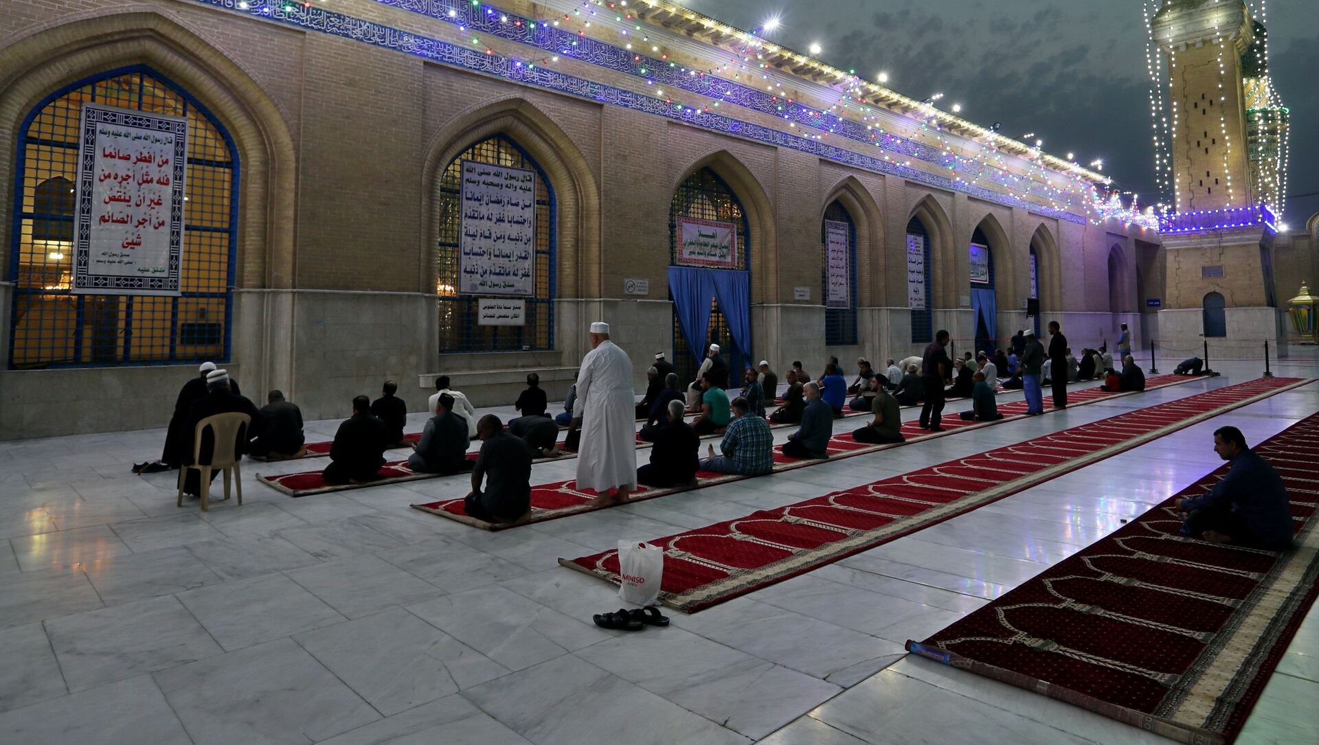 Мусульмане на вечерней молитве в суннитском святилище Абдул-Кадира аль-Гайлани перед наступающим месяцем мусульманского поста Рамадан в Багдаде, Ира - Sputnik Грузия, 1920, 11.04.2021
